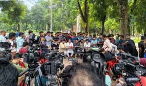 রংপুর কারমাইকেল কলেজের প্রধান ফটকের সামনে সংবাদ সম্মেলনে করেন শিক্ষার্থীরা। ছবি: বাতায়ন২৪