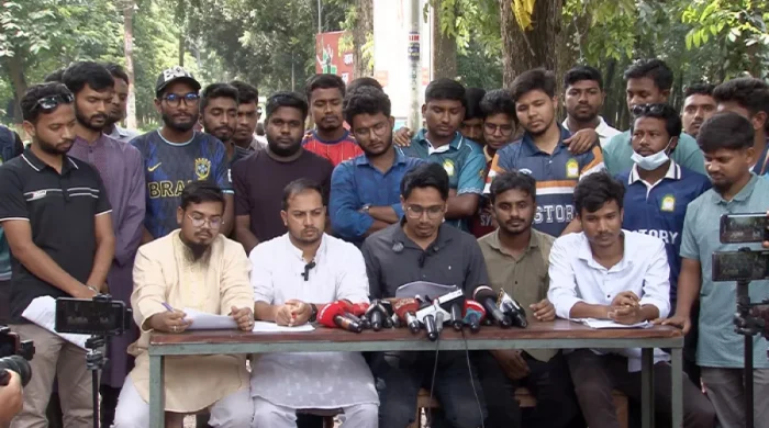 রংপুর কারমাইকেল কলেজের প্রধান ফটকের সামনে সংবাদ সম্মেলনে করেন শিক্ষার্থীরা। ছবি: বাতায়ন২৪
