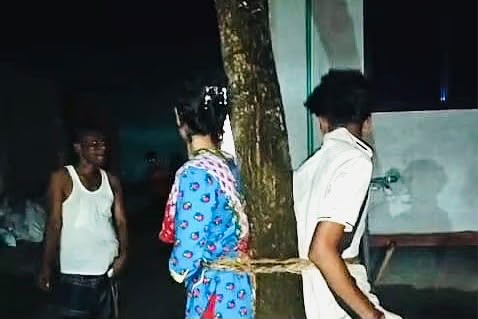 রাজবাড়ী সদর উপজেলায় এক তরুণ ও গৃহবধূকে গাছের সঙ্গে বেঁধে রাখা হয়। গত শনিবার মধ্যরাতের ঘটনা।ছবি : ফাইল ফুটেজ